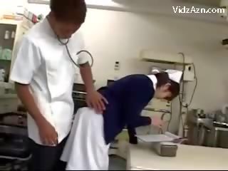 Verpleegster krijgen haar poesje rubbed door meester en 2 verpleegkundigen bij de surgery