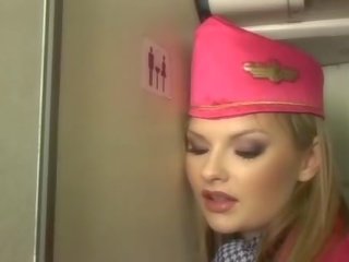 Pekný blondýna letuška satie šachta onboard