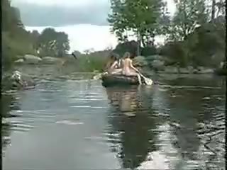 Tres fabulous niñas desnuda niñas en la selva en barco para johnson hunt
