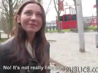 Cseh utcalány válogatott fel tovább a utcán és szar mert készpénz